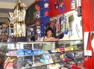 setelah resign dari media, kerja di toko untuk bekal pulang ke Makassar